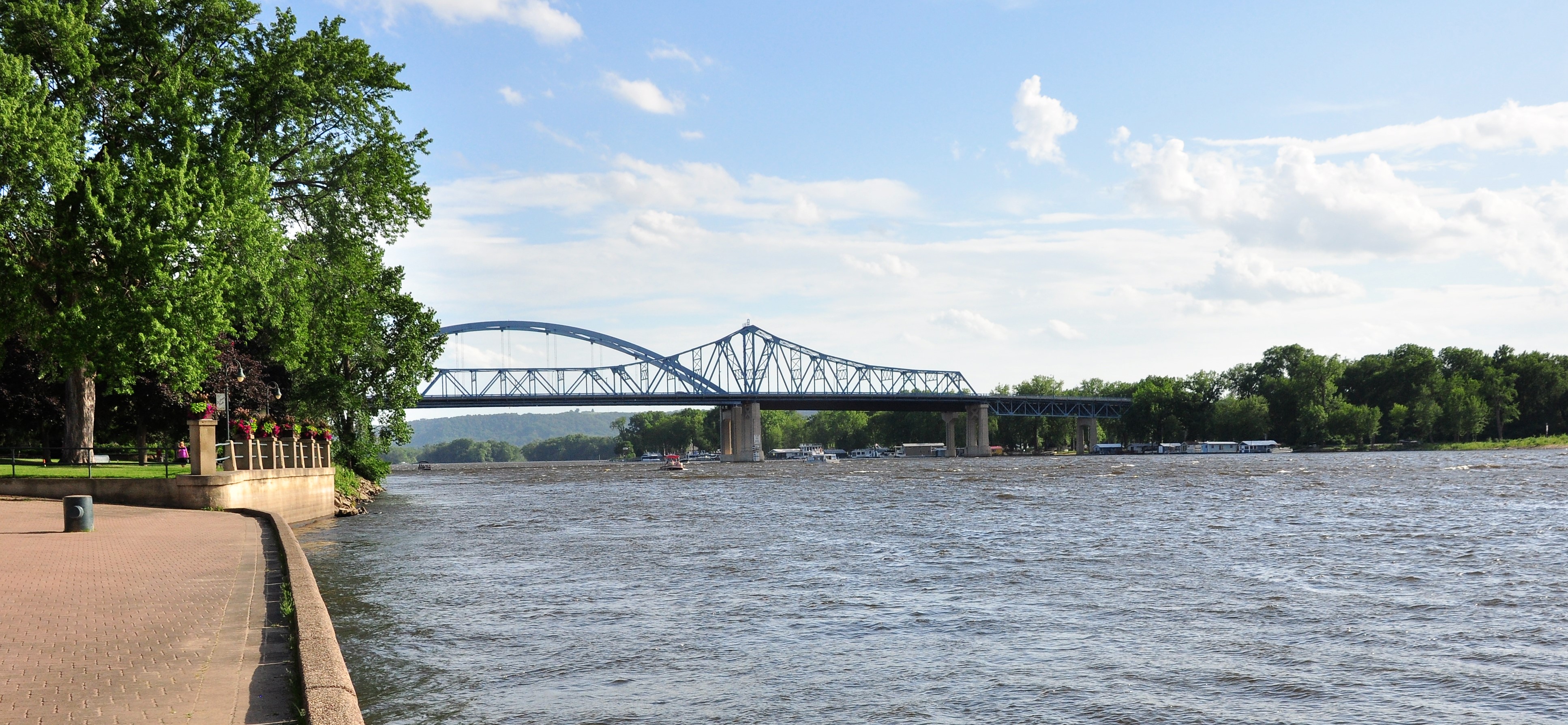 La Crosse, Wisconsin Exploring and eating along the river Tangled Up